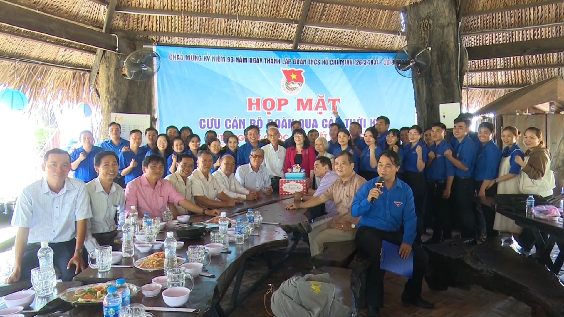 Họp mặt cán bộ Đoàn qua các thời kỳ và trao giải thiết kế logo biểu trưng Đại hội đại biểu Hội LHTN Việt Nam huyện Chợ Mới